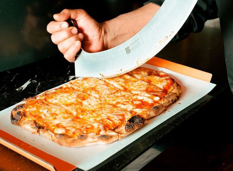 No Bixos o nosso chef cozinhará ao vivo no grande forno. Aproxima-te e escolha o teu petisco, almoço ou jantar.