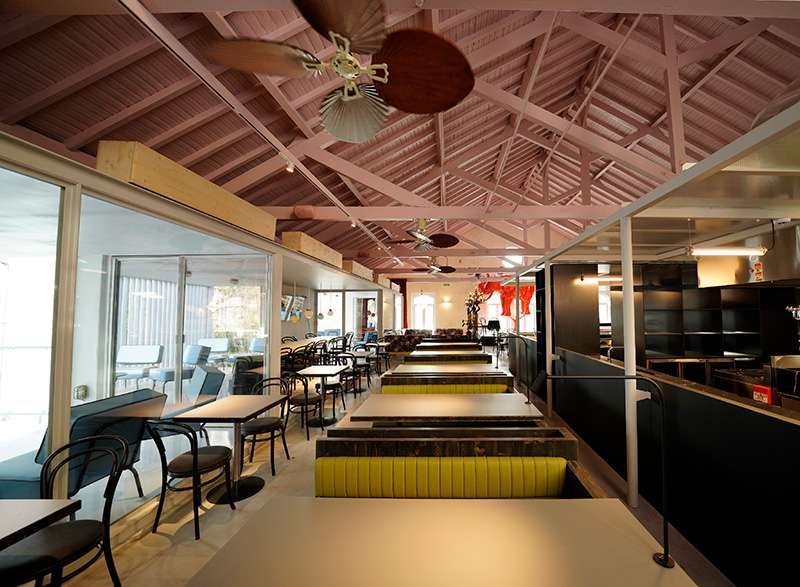 “Bixos” é um bar e restaurante no Zero Box Lodge de Coimbra, onde há um elefante suspenso no ar e um piano que toca sozinho!