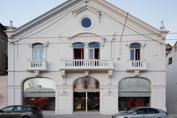 thezero_hotels_coimbra_eat_drink_0017 A antiga Garagem de Santa Cruz, ganha uma vida nova e é palco de uma experiência única de alojamento. Uma nova categoria de alojamento que pretende revolucionar a maneira como as pessoas viajam e dar novas perspetivas da cidade que visitam. 44 caixas minimalistas de madeira para duas pessoas, com casa de banho privada. Mais do que um alojamento, o ZERO Box Lodge é uma experiência!
