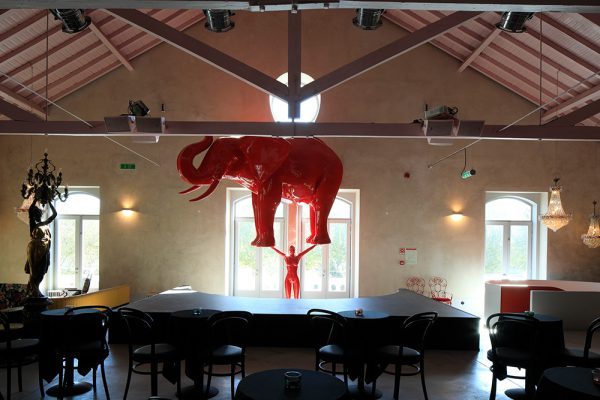 thezero_hotels_coimbra_eat_drink_0023 “Bixos” é um bar e restaurante no Zero Box Lodge de Coimbra, onde há um elefante suspenso no ar e um piano que toca sozinho!